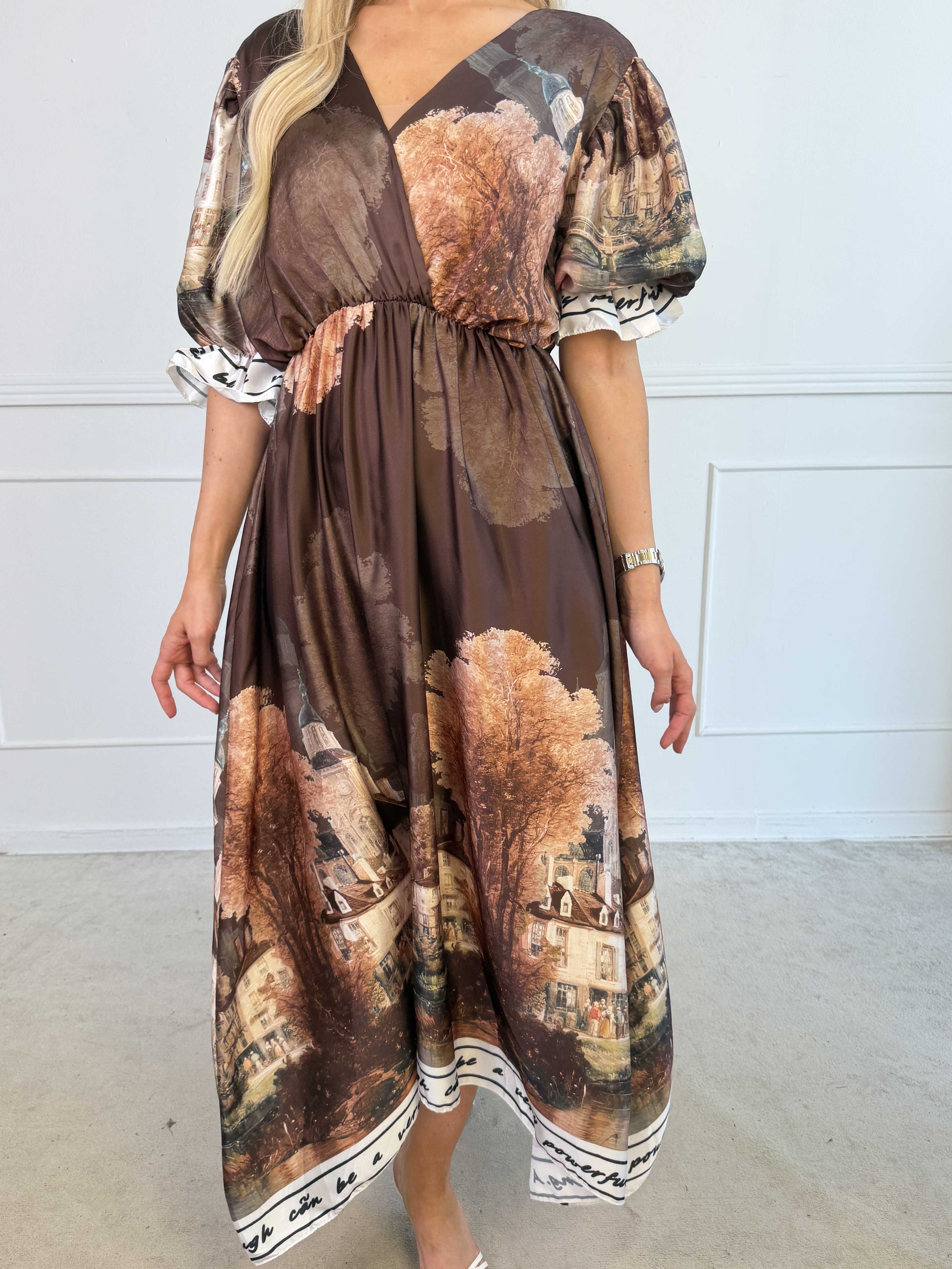 Manuela - Plus size kjole med bylandskabsmotiv på ærmerne og langs kanten forneden